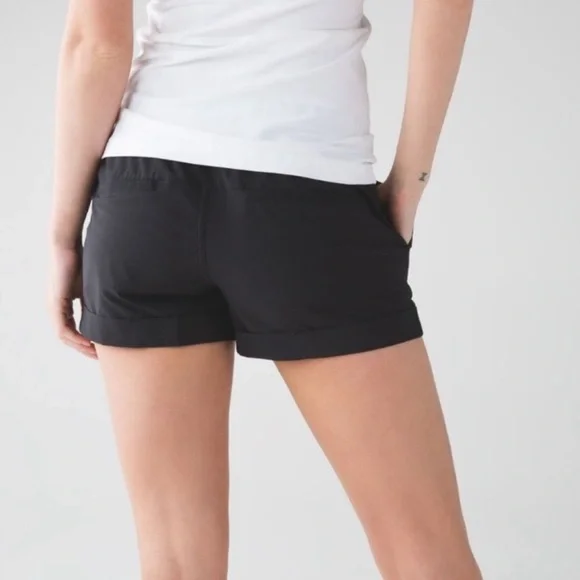 Lululemon Spring Break Away cuffed Linerless drawstring Shorts black Size 6 - Picture 2 of 7